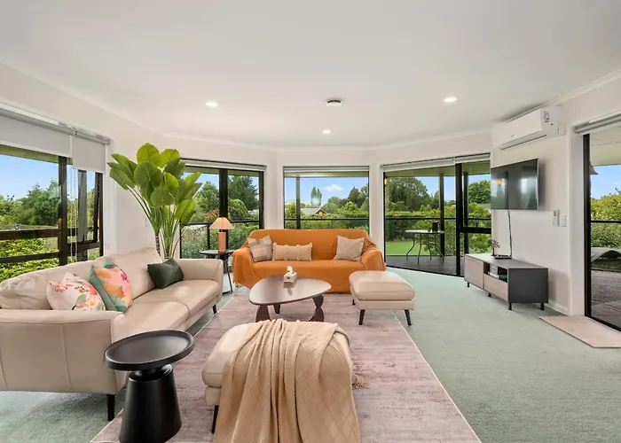 Spacious Family Retreat With Huge Garden - Up To 11 Guests